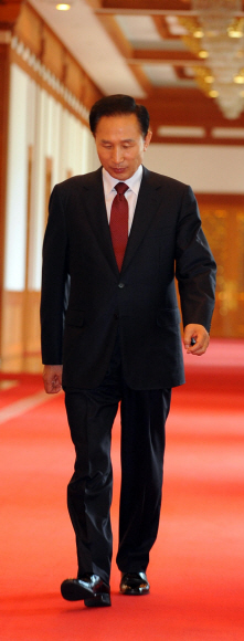 이명박 대통령이 3일 청와대에서 리셴룽 싱가포르 총리와 정상회담을 갖기 위해 회담장으로 걸어가고 있다.  최해국기자 seaworld@seoul.co.kr