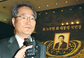 임채진 검찰총장이 3일 법무부에 사직서를 제출하면서 검찰 내부가 술렁이고 있다. 사진은 임 총장이 지난달 25일 고 노무현 전 대통령 조문을 마친 뒤 입을 굳게 다문 채 서울 역사박물관을 떠나는 모습. 서울신문 포토라이브러리