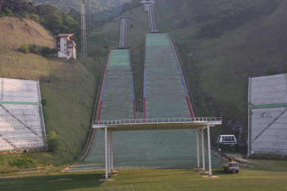 4일 스키점프대를 배경으로 한 무대설치 공사가 한창인 전북 무주리조트. 대한스키협회 제공