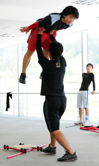 최용직(위)가 김흥수 코치의 도움을 받아 공중 자세를 취하며 이미지 트레이닝을 하고 있다. 평창 손형준기자 boltagoo@seoul.co.kr