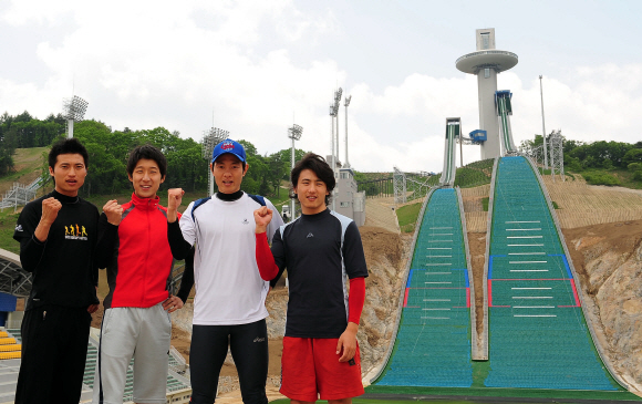 7월 완공을 앞둔 대관령 알펜시아 점프대 앞에서 스키점프 국가대표팀이 결의에 찬 파이팅을 외치고 있다. 왼쪽부터 최흥철·강칠구·김현기·최용직. 평창 손형준기자 boltagoo@seoul.co.kr