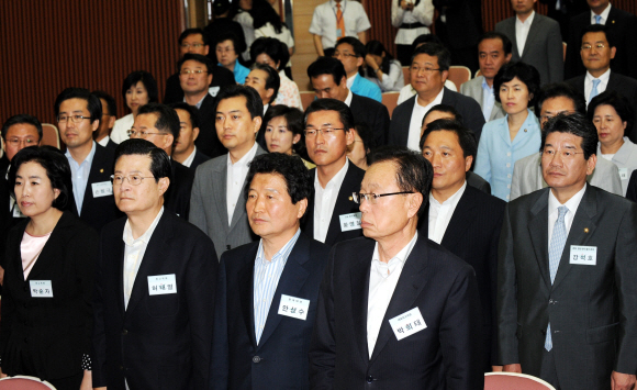 한나라당 박희태 대표와 안상수 원내대표, 허태열(사진 앞줄 오른쪽부터) 최고위원이 4일 경기 과천 중앙공무원교육원에서 열린 의원 연찬회를 마치기 직전, 채택된 결의문을 경청하고 있다. 류재림기자 jawoolim@seoul.co.kr