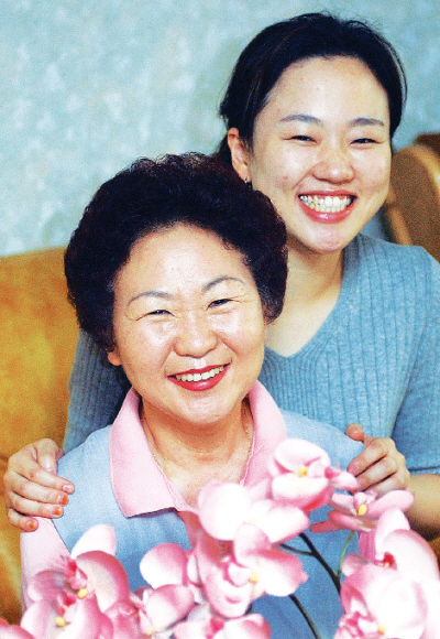 화목한 고부관계를 만들어 가고 있는 시어머니 차춘자(왼쪽)씨와 며느리 한윤경(오른쪽)씨.  서울신문 포토라이브러리