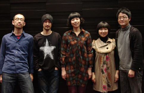 에스닉 퓨전 밴드 ‘앨리스 인 네버랜드’의 멤버. 왼쪽부터 백선열, 염승재, 최진경, 조윤정, 박진우.