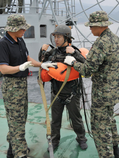 우주인 이소연(가운데)씨가 지난주 경남 남해에서 우주적응능력을 유지하기 위해 공군 교관들로부터 해상 생환훈련을 받고 있다. 공군 제공 