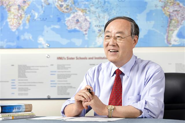 효율적 성과관리와 자체평가 체계를 세워 대학 경쟁력을 높이는 데 전력하고 있는 김형태 한남대 총장이 대학 발전 구상을 밝히고 있다. 한남대 제공