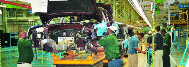 현대자동차 미국 앨라배마 공장(HMMA))에서 근로자들이 쏘나타 승용차 부품을 조립하고 있다.