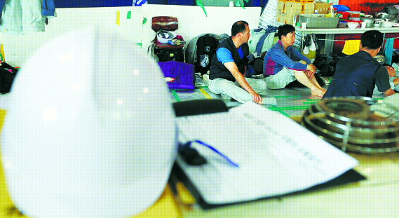 8일 정리해고된 평택 쌍용차 노조원들이 공장 안에 마련된 임시 거처에서 휴식을 취하고 있다. 손형준기자 boltagoo@seoul.co.kr