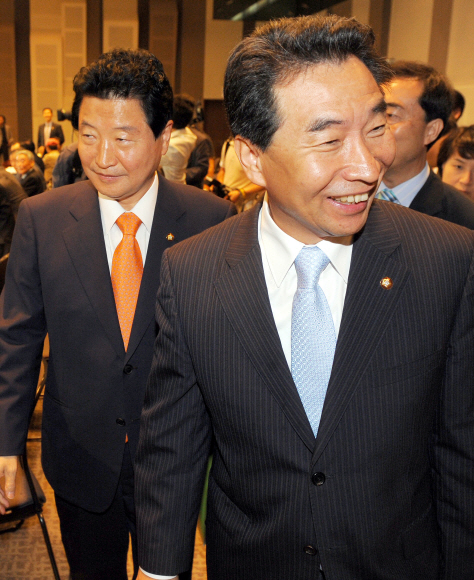 한나라당 안상수(왼쪽) 원내대표와 민주당 이강래 원내대표가 9일 서울 중구 프레스센터에서 열린 관훈클럽 초청 토론회에 참석하기 위해 입장하고 있다. 안주영기자 jya@seoul.co.kr