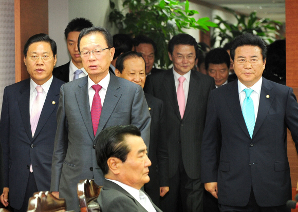 한나라당 박희태(앞줄 왼쪽 두번째)대표를 비롯해 최고위원과 중진들이 10일 여의도 당사에서 연석회의를 갖기 위해 회의장으로 들어서고 있다. 이호정기자 hojeong@seoul.co.kr