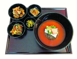 사찰음식전문점 바루에서 연잎 연근 등을 이용해 만든 백련냉면.