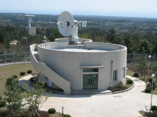 10일 공개된 제주 서귀포시 표선면 하천리의 위성발사체 추적레이더. 11일 준공되는 전남 고흥군의 나로우주센터에서 ‘나로’가 발사되면 궤도에 진입할 때까지 발사체와 위성의 동작 상태를 추적하게 된다. 교육과학기술부 제공