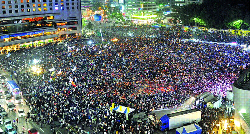 6·10 민주항쟁 기념일인 10일 오후 늦게까지 서울시청앞 서울광장에 2만여명(경찰 추산)의 시민·사회단체 회원 및 민주 당원들이 모여 시국선언과 고(故) 노무현 전 대통령의 추모 문화제 등을 열고 있다. 정연호기자 tpgod@seoul.co.kr 