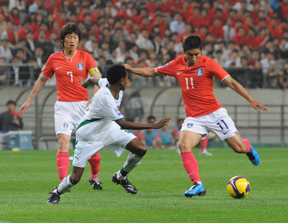 월드컵 대표팀 공격수 이근호(오른쪽)가 10일 사우디아라비아와의 아시아 최종예선 홈 경기에서 회심의 왼발 슛을 날리고 있다. 류재림기자 jawoolim@seoul.co.kr