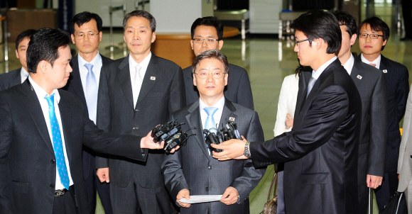 김영탁(가운데) 통일부 남북회담본부 상근회담 대표를 비롯한 남측 대표단이 11일 남북 당국간 실무회담을 마친 뒤 경기 파주 도라산 남북출입사무소를 통해 남측으로 돌아와 기자들의 질문을 받고 있다.  손형준기자 boltagoo@seoul.co.kr 