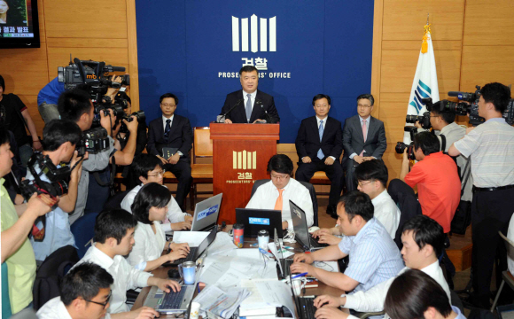 12일 이인규 대검찰청 중앙수사부장이 서울 서초동 대검 기자실에서 박연차 전 태광실업 회장의 정·관계 로비사건 수사결과를 발표하고 있다.  안주영기자 jya@seoul.co.kr