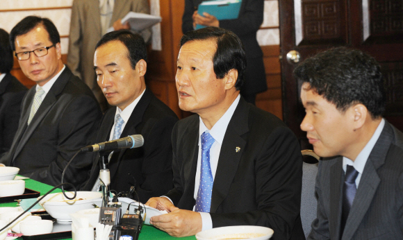 윤증현(오른쪽에서 두번째) 기획재정부 장관이 12일 국회 귀빈식당에서 교육세 폐지법안 처리 문제 등을 논의하기 위해 열린 당정협의에 참석, 인사말을 하고 있다. 류재림기자 jawoolim@seoul.co.kr