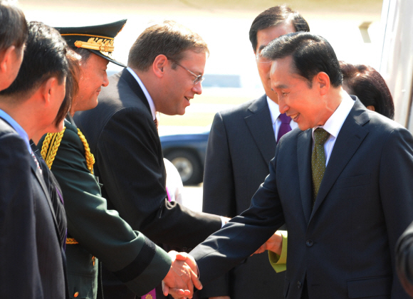 한·미정상회담을 위해 미국을 방문한 이명박 대통령이 15일(현지시간) 오전 앤드루 공군기지에 도착해 인사를 나누고 있다.  워싱턴 최해국특파원 seaworld@seoul.co.kr