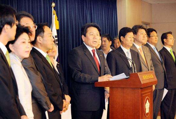 15일 한나라당 초선 의원 48명 명의의 기자회견에서 정양석(말하는 이) 의원이 “지난 1년간 방관자적 태도를 보인 것이 아닌지 깊이 반성한다.”며 당내 쇄신파의 쇄신 논의와 계파 구도를 비판하고 있다. 이호정기자 hojeong@seoul.co.kr