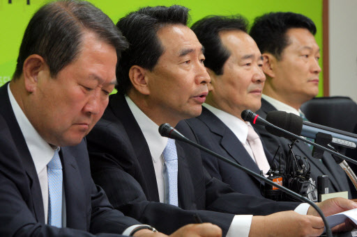 정세균(오른쪽 두 번째)대표 등 민주당 지도부가 15일 국회에서 개성공단 입주기업 대표들과 간담회를 갖고 있다. 이호정기자 hojeong@seoul.co.kr 