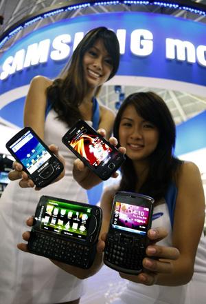 삼성전자는 세계 최초 1200만화소 카메라폰 ‘픽손12’ 등을 선보인다.   삼성전자 제공 