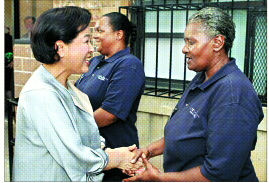 이명박 대통령과 함께 방미(訪美) 중인 부인 김윤옥 여사가 15일 (현지시간) 워싱턴 DC에 위치한 빈민 청소년 야학 자선기관 ‘리틀 라이츠’를 방문, 자원봉사자들과 인사하고 있다. 워싱턴 최해국특파원 seaworld@seoul.co.kr