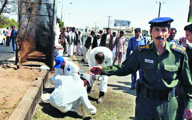 예멘 정부 당국 조사단이 지난 3월18일 수도 사나에서 한국 외교부 관계자들을 대상으로 한 폭탄 테러 현장을 감식하고 있다. 한국 외교팀은 같은달 15일 고대 유적지 시밤에서 한국인 관광객을 대상으로 발생한 테러 사건 수습차 예멘을 방문해 이같은 공격을 받았다. 서울신문 포토라이브러리
