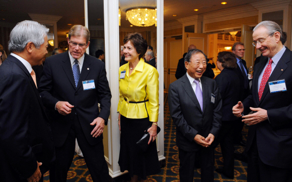 한·미 CEO 간담회  16일(현지시간) 미국 워싱턴 윌러드 인터콘티넨털 호텔에서 열린 한미 최고경영자(CEO)만찬 간담회에 앞서 참석자들이 이야기를 나누고 있다. 오른쪽부터 윌리엄 로즈 한·미재계회의회장, 조석래 전경련 회장, 신시아 밀리건 웰스파고뱅크 이사, 밥 밀리건 미 상의회장, 현재현 동양그룹 회장. 워싱턴 최해국 특파원 seaworld@seoul.co.kr