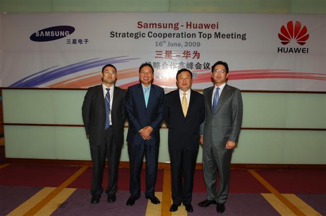 중국을 방문한 삼성전자 이재용 전무가 중국 화웨이 최고경영진과 교류회를 마치고 난 뒤 기념촬영을 하고 있다. 왼쪽부터 화웨이 홍톈펑 최고업무책임자(COO), 이윤우 부회장, 런정페이 최고경영자(CEO), 이 전무. 삼성그룹 제공