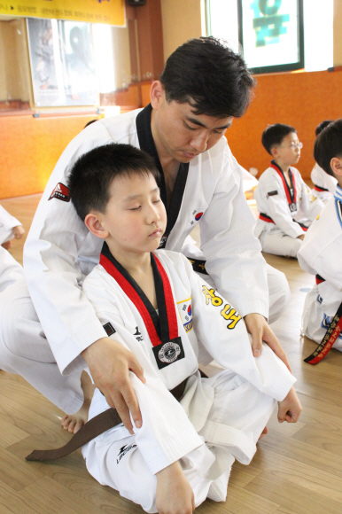 17일 최중구 관장이 서울 상도동에 있는 자신의 태권도장에서 청각 장애아와 비장애아의 통합반을 운영하며 아이들을 지도하고 있다. 