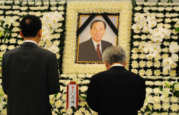 17일 고(故) 조세형 민주당 상임고문의 빈소가 마련된 삼성서울병원 장례식장 15호실에서 조문객들이 헌화하고 있다. 손형준기자 boltagoo@seoul.co.kr 