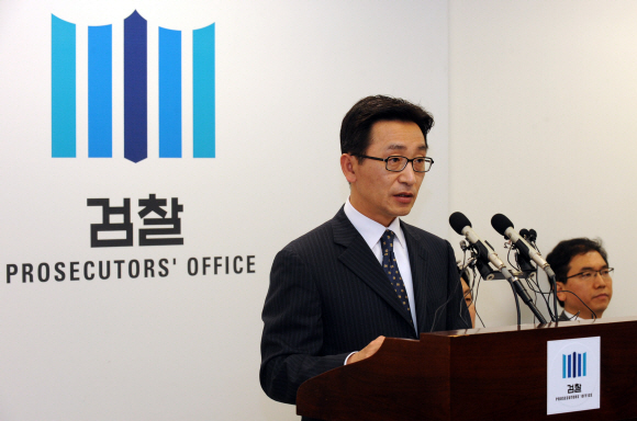 정병두 서울중앙지검 1차장이 18일 서초동 중앙지검에서 MBC PD수첩 광우병 보도에 관한 수사결과를 발표하고 있다. 검찰은 이날 PD수첩 제작진 5명을 명예훼손 및 업무방해 혐의로 불구속 기소했다. 도준석기자 pado@seoul.co.kr