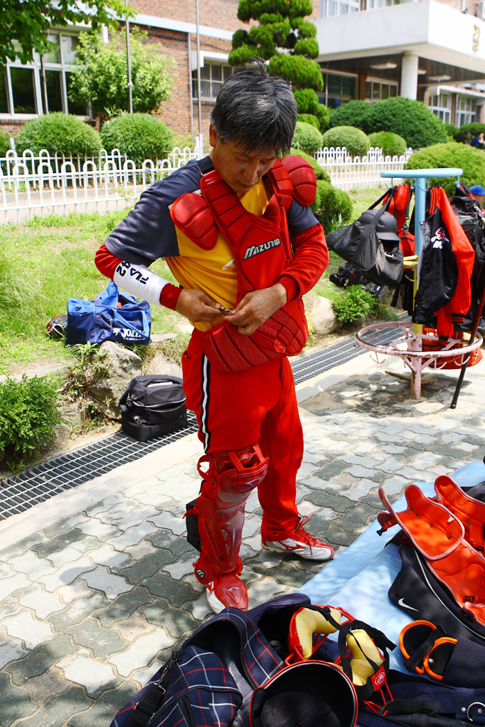 포수 김석우(56)씨가 보호구를 입고 있다.