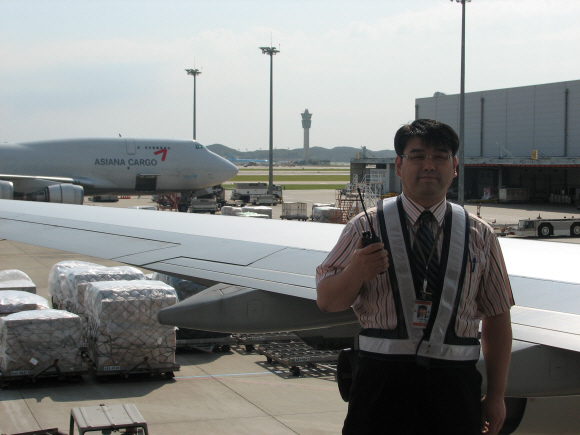 19일 인천국제공항 화물터미널에서 아시아나항공의 로드마스터 김성수 과장이 화물기에 실을 각종 항공화물 앞에서 포즈를 취하고 있다. 