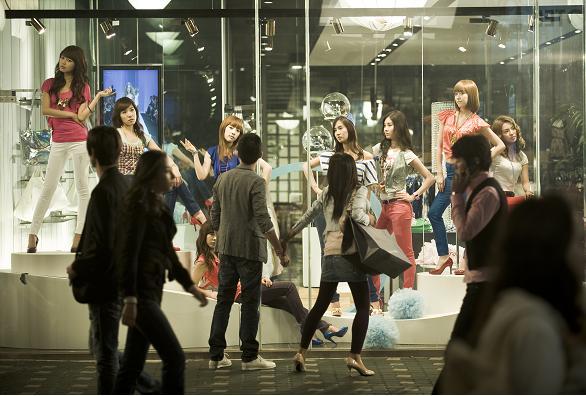 한류스타 소녀시대가 서울시 홍보 CF에 백화점 마네킹으로 깜짝 출연해 중국과 동남아 젊은이들의 큰 관심을 끌고 있다. 