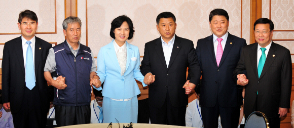 손은 맞잡았지만… 19일 국회에서 열린 환경노동위원회의 비정규직보호법 관련 5인 연석회의에서 참석자들이 환담하고 있다. 왼쪽부터 김재윤 민주당 간사, 임성규 민주노총 위원장, 추미애 환노위원장, 장석춘 한국노총 위원장, 조원진 한나라당 간사, 권선택 자유선진당 간사. 연합뉴스