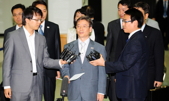 김영탁(앞줄 가운데) 통일부 남북회담본부 상근 회담대표가 19일 개성에서 개성공단과 관련한 현안을 논의한 뒤 경기 파주시 도라산 남북출입사무소로 돌아와 기자들의 질문에 답변하고 있다. 손형준기자 boltagoo@seoul.co.kr