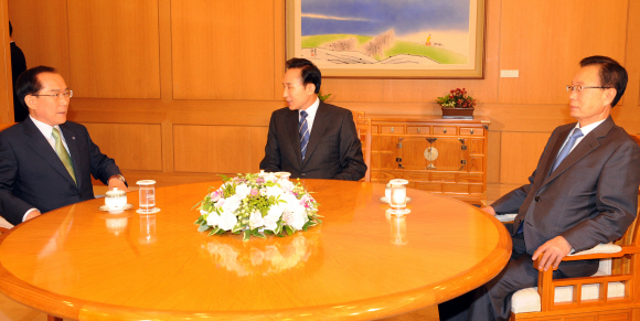 이명박(가운데) 대통령이 한나라당 박희태(오른쪽) 대표와 자유선진당 이회창 총재를 지난 20일 청와대로 초청, 방미 결과를 설명하고 있다. 최해국기자 seaworld@seoul.co.kr