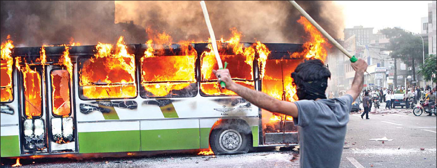 이란 시위 10명 사망  지난 12일 대선 이후 부정선거를 규탄하는 반정부 시위가 확산되고 있는 이란의 수도 테헤란에서 20일(현지시간) 한 시위대원이 시위 도중 불길에 휩싸인 버스를 바라보며 몽둥이를 치켜들고 있다. 19일 최고지도자인 아야톨라 알리 하메네이의 시위중단 요구에도 불구하고 사태가 악화되고 있는 가운데 이란 국영 프레스TV는 주말 시위과정에서 최소 10명이 사망했다고 밝혔다.  테헤란(이란) AFP 연합뉴스