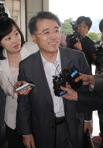 검찰총장으로 내정된 천성관 서울중앙지검장이 22일 서울 서초동 청사에 출근하면서 기자들의 질문을 받고 환하게 웃고 있다. 정연호기자 tpgod@seoul.co.kr