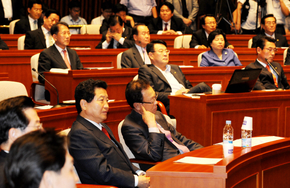 22일 한나라당 박희태(앞줄 오른쪽) 대표와 안상수(왼쪽) 원내대표가 6월 임시국회 전략을 논의하기 위해 국회에서 열린 의원총회에 참석, 동료 의원의 발언을 듣고 있다. 류재림기자 jawoolim@seoul.co.kr