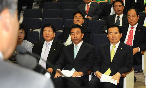 민주당 정세균 대표와 이강래 원내대표, 박병석(앞줄 오른쪽부터) 정책위의장이 22일 한나라당의 단독국회 선언 직후 국회에서 열린 의원총회에 참석, 비장한 표정을 짓고 있다. 류재림기자 jawoolim@seoul.co.kr