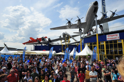 ‘제트’ 론칭행사 2만여명 찾아  삼성전자가 21일(현지시간) 독일 신샤임에 있는 제트기 전시 박물관에서 가진 새 글로벌 전략폰 ‘삼성제트’ 론칭 행사장에 2만 여명의 관람객이 운집해 있다. 삼성전자 제공