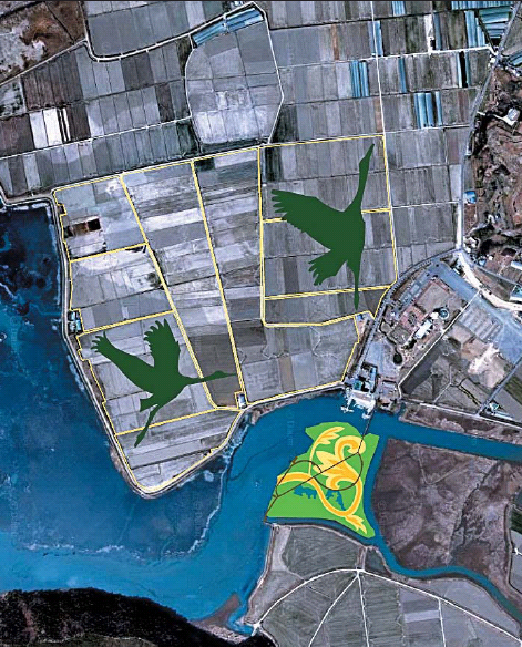 전남 순천시가 순천만 주변 농경지에 검정색 찰벼를 심어 마치 흑두루미가 평야를 비상하는 듯한 모습을 연상하게 만든 조감도. 순천시 제공