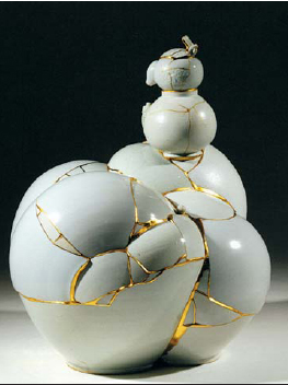 이수경 작 ‘Translated Vase59’.상태가 나빠 깨버린 도자기들을 다시 이어붙여 새로운 모양을 만들어 냈다.