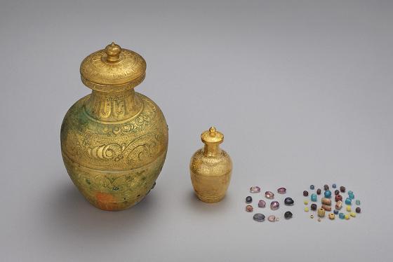 지난 1월 익산 미륵사지에서 발굴된 진신사리와 사리를 담은 항아리. 