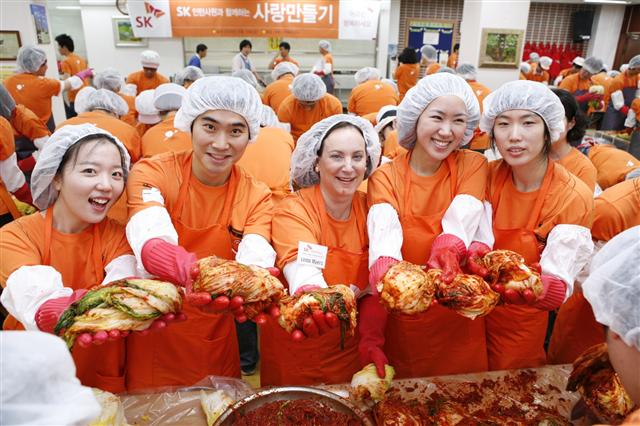 SK그룹의 ‘상생인턴’ 200여명이 지난 19일 서울 종로구 노인복지센터를 찾아 김치 담그기 봉사활동을 하고 있다. SK그룹 제공 