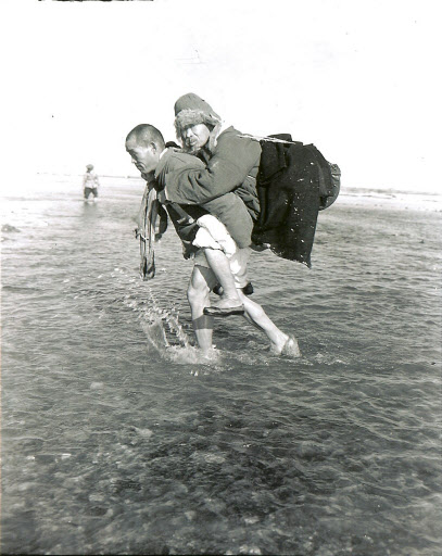 “아버지…”  중공군의 개입으로 ‘작전상 후퇴’가 이루어진 1951년 1월의 어느날 중년의 사내가 커다란 등짐을 진 늙은 아버지를 업은 채 차가운 한강을 건너고 있다.