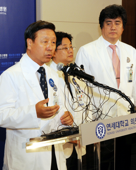 23일 박창일(왼쪽) 연세의료원장과 박무석(오른쪽) 주치의 등 의료진이 기자들의 질문에 답하고 있다. 김명국기자 daunso@seoul.co.kr