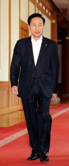 23일 오전 청와대에서 열린 국무회의에서 이명박대통령이 회의장으로 입장하고 있다.  최해국 seaworld@seoul.co.kr